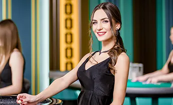 Hình ảnh nhân viên hỗ trợ khách hàng thân thiện